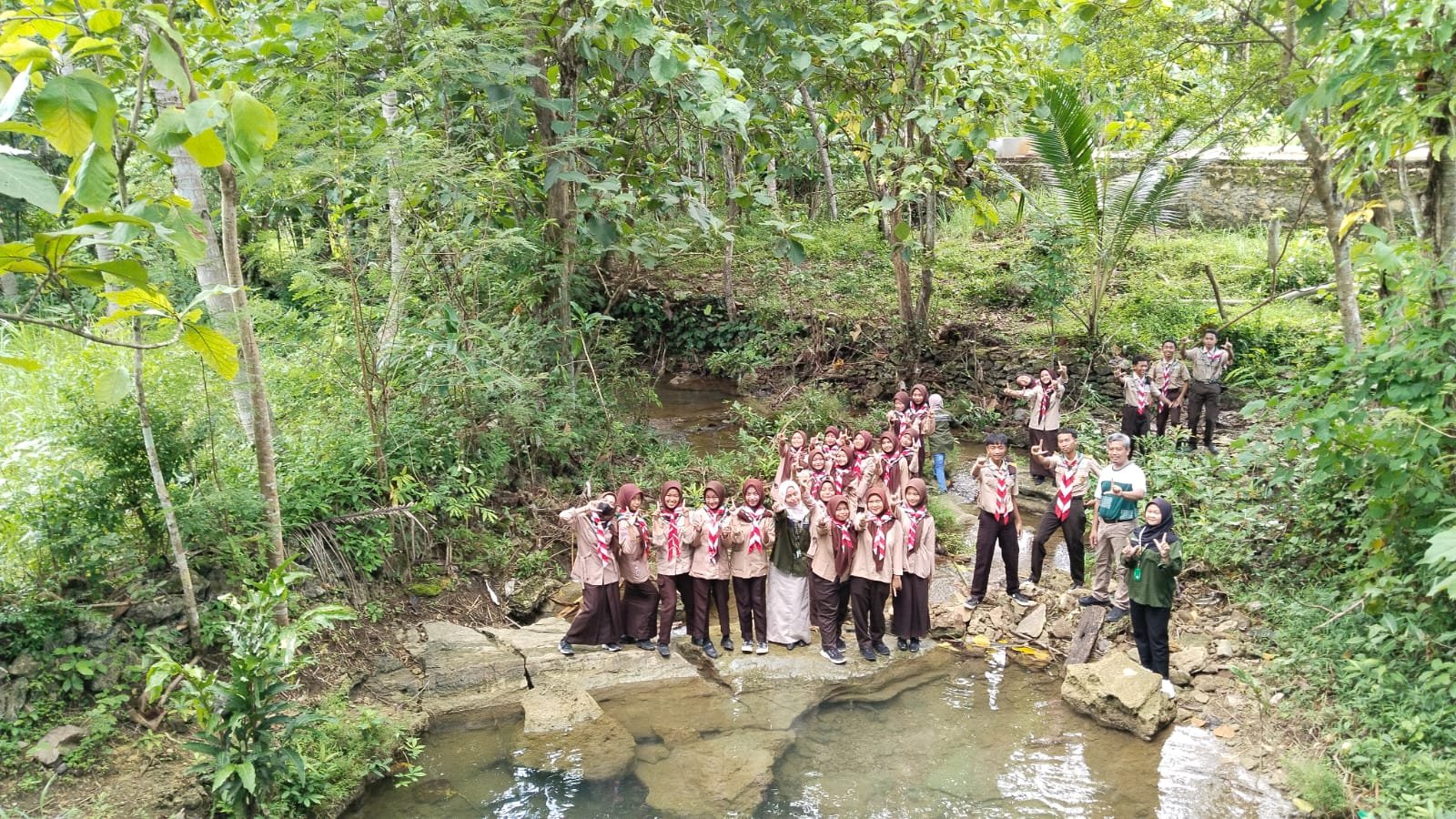 Siswa menjelajahi kawasan sungai eduwisata SIKASPUK Sendangsari