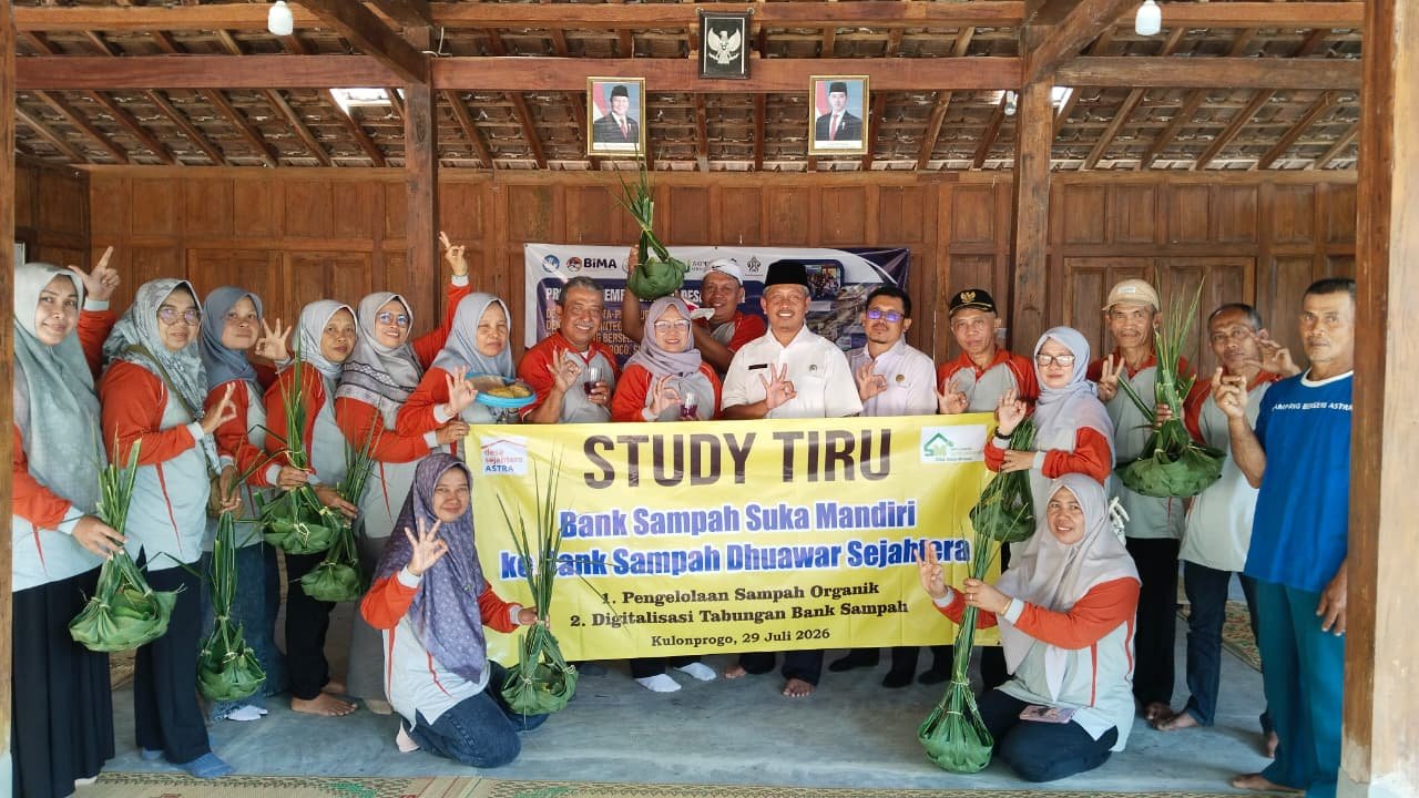 Rombongan peserta studi tiru Bank Sampah Suka Mandiri Banyumas berfoto bersama membentangkan spanduk di aula pendopo
