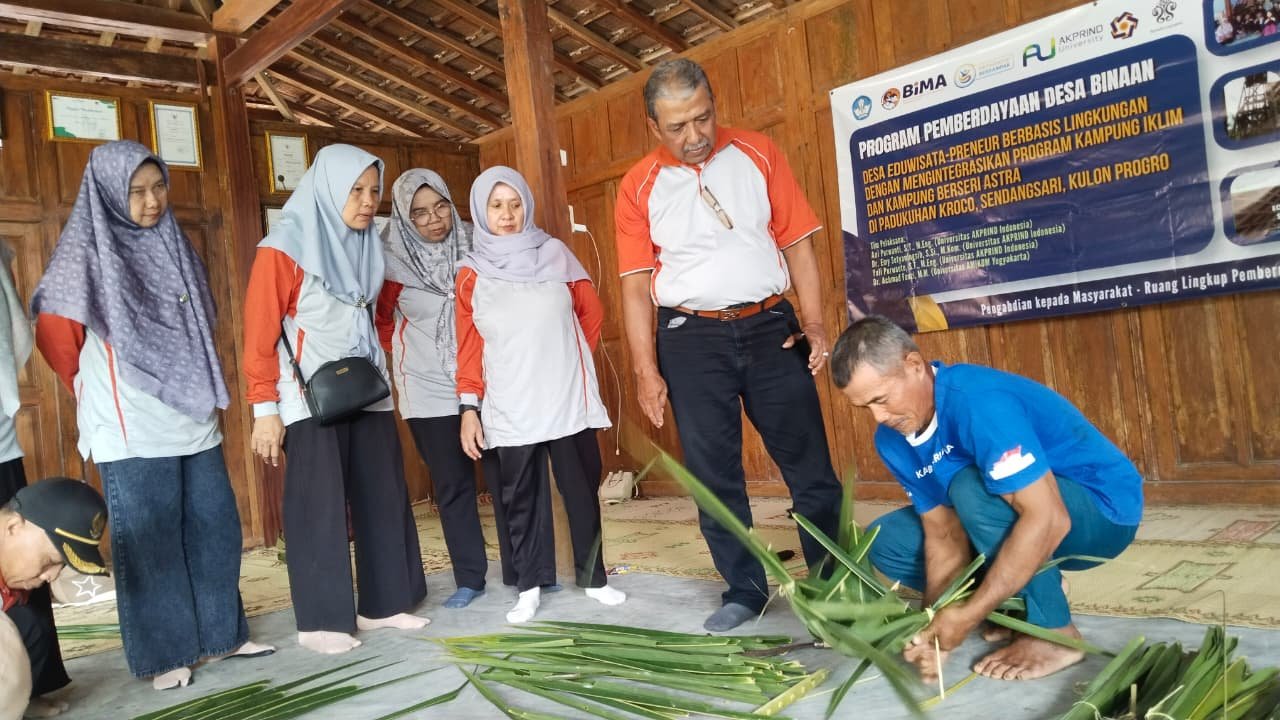 Pelatihan produk daur ulang kreatif warga Sendangsari