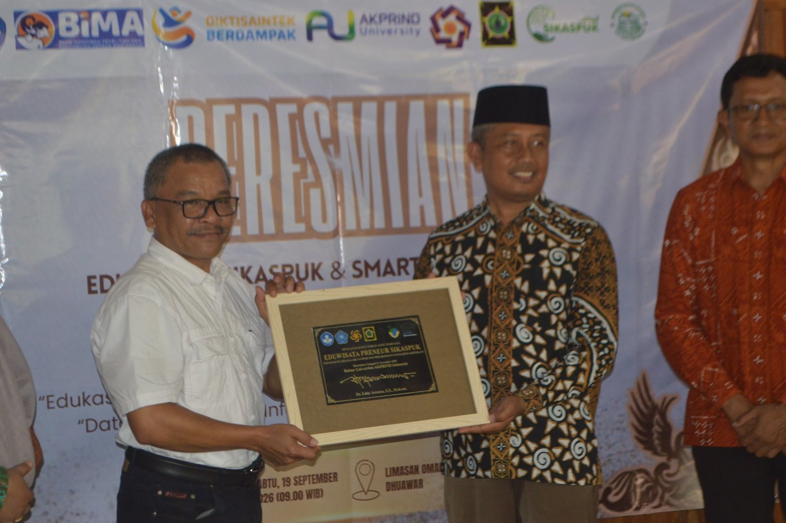 Rektor Universitas AKPRIND Indonesia dan Lurah Sendangsari menunjukkan Prasasti Peresmian Eduwisata Preneur SIKASPUK