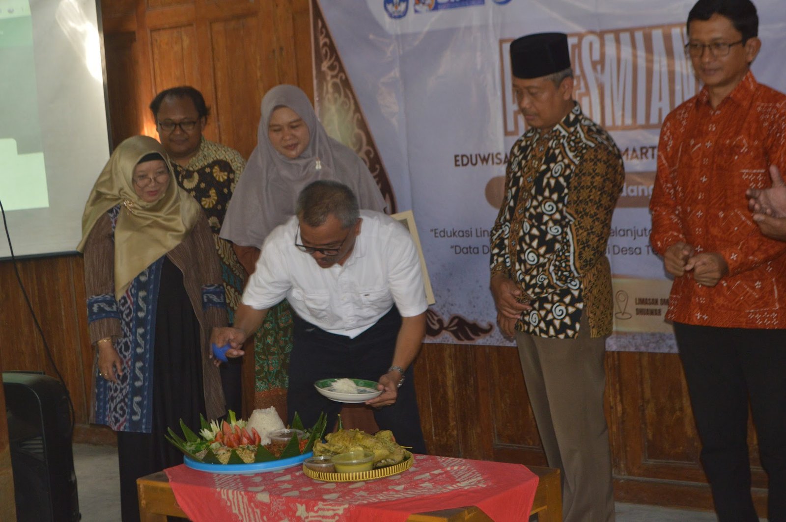 Prosesi pemotongan tumpeng peresmian Eduwisata Preneur SIKASPUK oleh Rektor AKPRIND