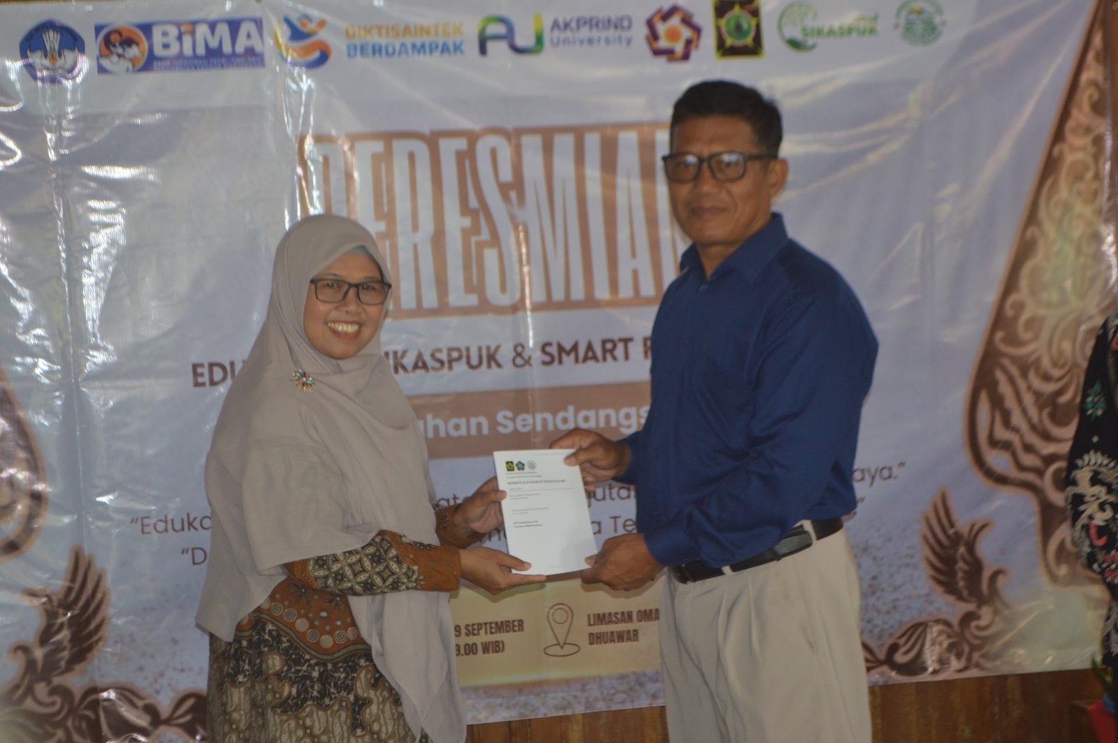 Penyerahan dokumen program kolaborasi kepada perwakilan instansi terkait