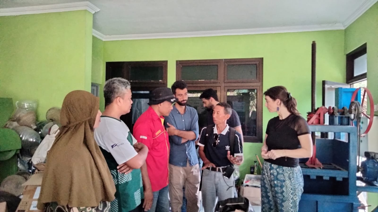 Emilia Szekely berdiskusi bersama pengurus Bank Sampah Induk Dhuawar Sejahtera dan Bambang Suwerda mengenai mesin press dan pemilahan sampah anorganik