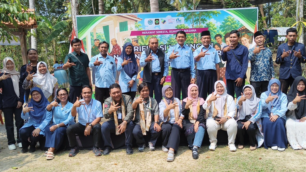 Foto bersama Tim Verifikasi KLHK RI jajaran DLH Universitas Akprind pamong kalurahan dan pengurus Proklim Bantala Abyudaya di Limasan Omah Dhuawar