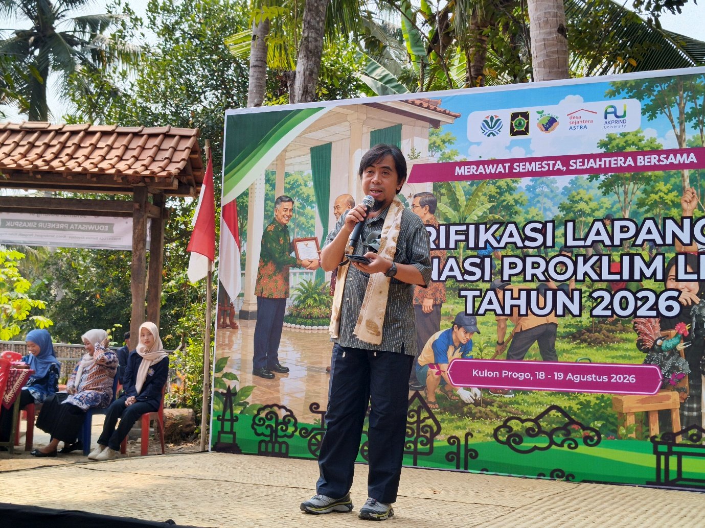 Ketua Tim Verifikasi KLHK RI Koko Wijarnaka memberikan arahan maksud dan tujuan verifikasi lapangan Proklim Lestari 2026
