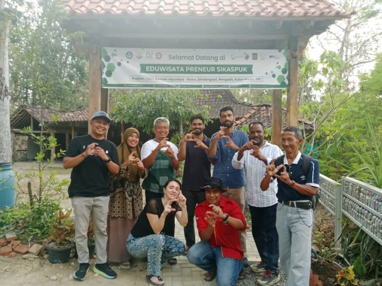 Delegasi Barefoot College India dipimpin Emilia Szekely berfoto bersama pengurus Eduwisata Preneur SIKASPUK dan Bambang Suwerda di Kroco Sendangsari